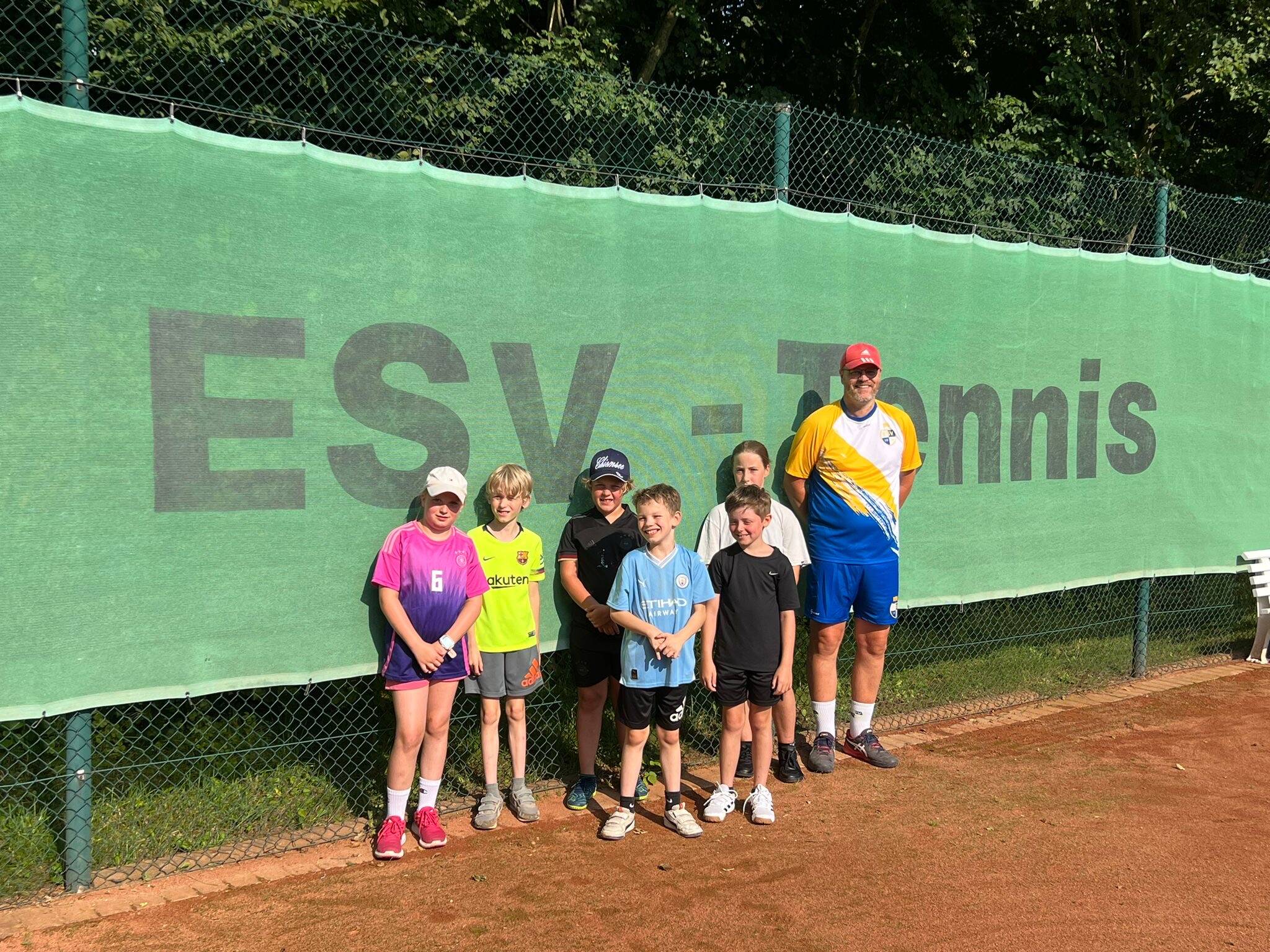 Ferienpasskinder 2024 zu Gast auf der Eickener Tennisanlage