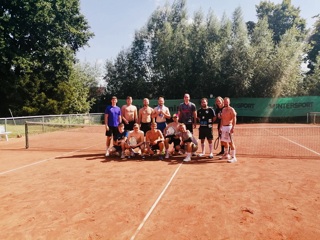 1. Herren Handballmannschaft auf der Eickener Tennisanlage